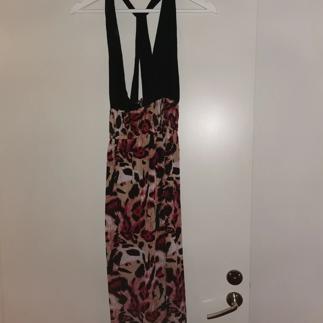 Svart leopardmönstrad klänning