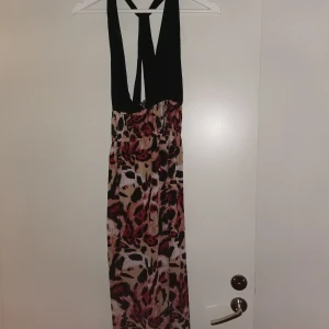 Svart leopardmönstrad klänning - Säljer min svarta leopardmönstrade klänning. De svarta banden ska hålla upp brösten, men då jag inte har stora bröst såg det inte snygg ut på just mig💕 Kan mötas upp i Uppsala annars står köparen för frakten💕