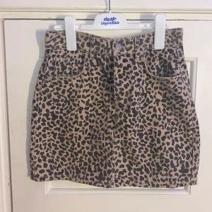 Leopard kjol - Knappt använd, super fin och inte sliten😌  köparen står för frakt 🚚❤️❤️