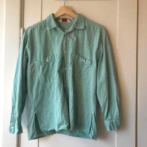 Vintage grön skjorta med vita sömmar. Lite boxy passform. Står ingen storlek i, men skulle säga att den passar en S/M. 