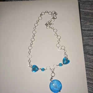 Halaband - Super fint långt halsband med stora korallblåa stenar som nästan lyser när ljuset ligger på.nickelftitt. alla smycken ta 3 betala för 2. Billigaste på köpet