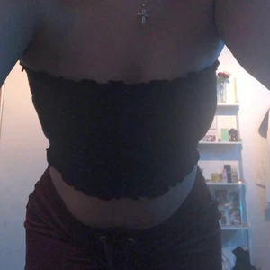 Bandeå topp - En vanlig svart bandeå, andra bilden är för att visa tyget på tröjan 😁 väldigt stretchigt