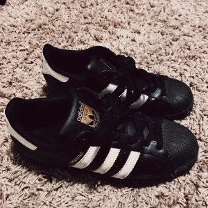 Adidas Superstar Nyskick! - Säljer ett par svarta Adidas Superstar i storlek 39 🖤Använda 3 gånger så dom är i väldigt fint skick 🎃 Vill ha en snabb affär så först till kvarn får köpa, ingen budgivning!