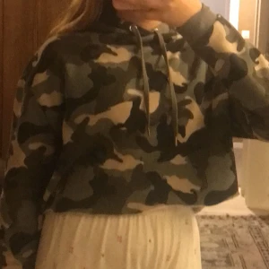 Fin croppad hoodie  - Den är från hm i strl m, men den är liten i storleken. Bra skick, inga hål eller fläckar såklart. 60 + frakt