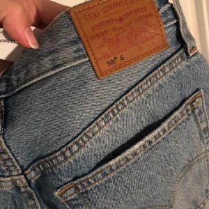 Levis jeans skinny 501 - Jeans från Levis med hål, tyvärr försmå på mig. Aldrig använda med lappen kvar.