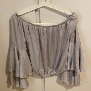 Festlig tröja  - En magtröja med blus mAterial och fina vågor på armarna 