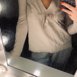 Odd Molly tröja  - Säljer min beigea odd Molly långärmade tröja. Storlek 1 som motsvarar storlek S. Är i jättebra skick. Original pris 900kr.