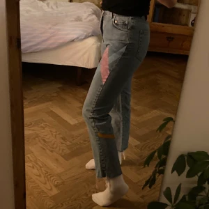 Färgglada Jeans - Märke - Pull & Bear                                        Storlek - 34                                                                 Inga hål eller fläckar                                           Kan mötas upp i Malmö                                        Köparen betalar frakt 🌸✨