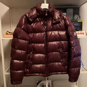 Moncler Maya Size 3 - Mörk röd färg (sällsynt färg), size 3, bra skick förutom att det finns ett litet bränn märke på baksidan.