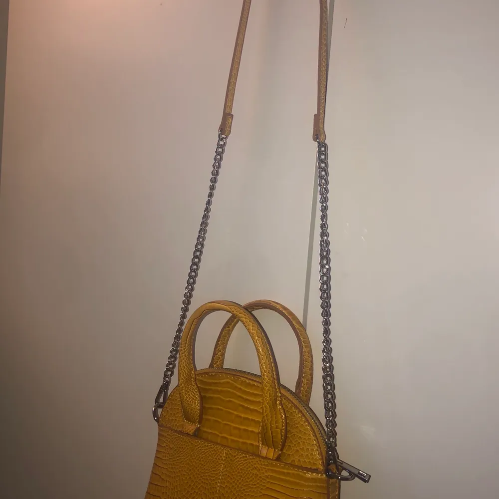 En jätte gullig gul väska från Zara💛Man får med ett längre band till väskan:)Har använt Max 3 gånger så väldigt bra skick!. Väskor.
