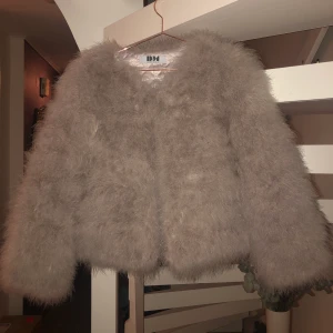 Dennis Maglic ”Dream Jacket” - Helt oanvänd jacka från Dennis Maglic. Färgen är ljusgrå. Nypris är 1.300