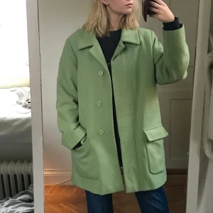 Grön kappa - Ljusgrön kortare kappa. Bra skick, använd sparsamt. 72% ull. Sitter lite skönt ocersized på mig som är S. Frakt tillkommer.Skriv om du har frågor     Budgivning till kl 20 ikväll. (2 november)❣️LEDANDE BUD: 320 ❣️ 