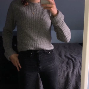 Stickad ulltröja - Longsleeve, stickad ulltröja i en härlig grå färg. Väldigt varm och skön. Överlag otroligt fin, men kommer tyvärr inte till användning då jag har en liknande. Sparsamt använd. Pris kan diskuteras, köpare står för frakt. Ställ gärna frågor!