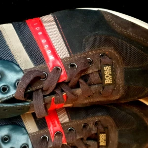  Skor Hugo Boss herr stl 42 - Sneakers storlek 42. Aldrig använda utomhus.