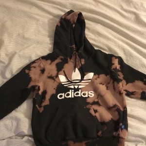 Adidas Hoodie💕 - Adidas hoodie i storlek S💕🧸 fint skick förutom litet hål som jag sytt på luvan som man inte ser eller tänker på skulle jag säga( kolla bild 2)!💖 skriv till mig för att diskutera pris!