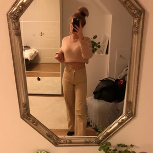 Beigea monki jeans - Säljer mina super fina Yoko beige jeans från monki i storlek 26! Älskar dom men de har tyvärr blivit försmå☹️ Säljer för 225 + frakt eller möts upp i göteborg💕. 