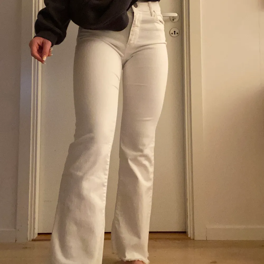 Jättefina vita jeans från Replay, storlek 24🤍 sparsamt använda och inte fläckar eller annat, alltså bra skick! Nypris ca 1000kr. 300kr + frakt, kan diskuteras! (jag är ca 160cm lång). Jeans & Byxor.