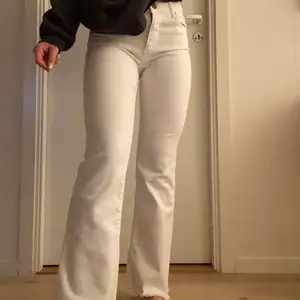 Jättefina vita jeans från Replay, storlek 24🤍 sparsamt använda och inte fläckar eller annat, alltså bra skick! Nypris ca 1000kr. 300kr + frakt, kan diskuteras! (jag är ca 160cm lång)