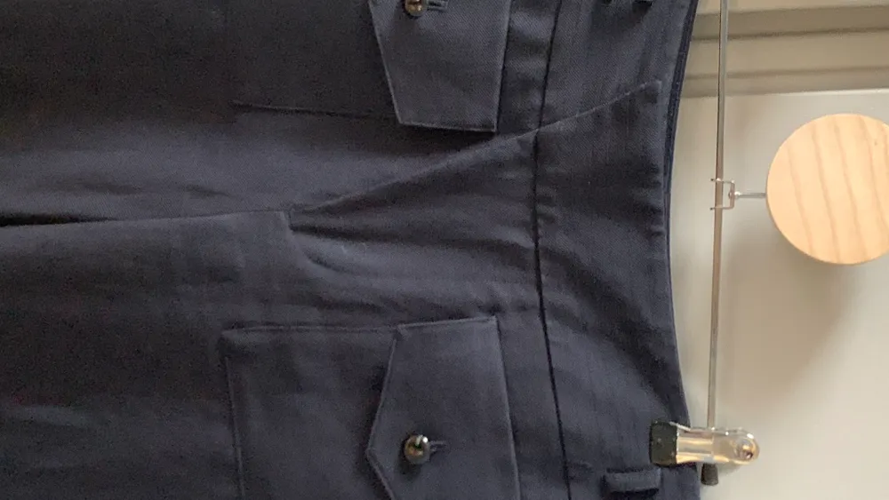 Marinblå kostymbyxor i en smickrande modell. Två detaljerade fickor framtill och två baktill. Sparsamt använda.. Jeans & Byxor.