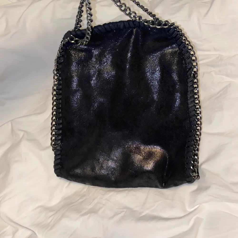 Stella McCartney liknande väska inköpt för 400kr. Bra använt skick. Lite glittrig. Finns även en längre kedja så man kan ha väskan över axeln. Pris kan diskuteras men frakt tillkommer☺️. Väskor.