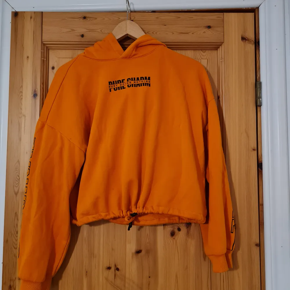 Fin neon-orange hoodie från h&m, storlek S, knyts åt i midjan. Medemtjock, i väldigt behagligt material. Knappt använd då neon är lite out of my comfort zone.. Hoodies.