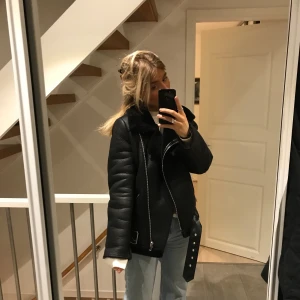 Biker jacka  - Svin snygg bikerjacka med fuskpäls inuti. Lång i armarna vilket gör den extra gosig. Nästintill aldrig använd. Jackan är i stl 34 men skulle säga mer som en 36. Kan mötas i Stockholm Elr frakta, köpare står för frakt.