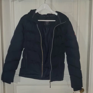 Vinterjacka - Vinson polo club jacka i mörkblå färg, strl M + frakt 63✨💎.                                          (Nypris ca 1200kr) 