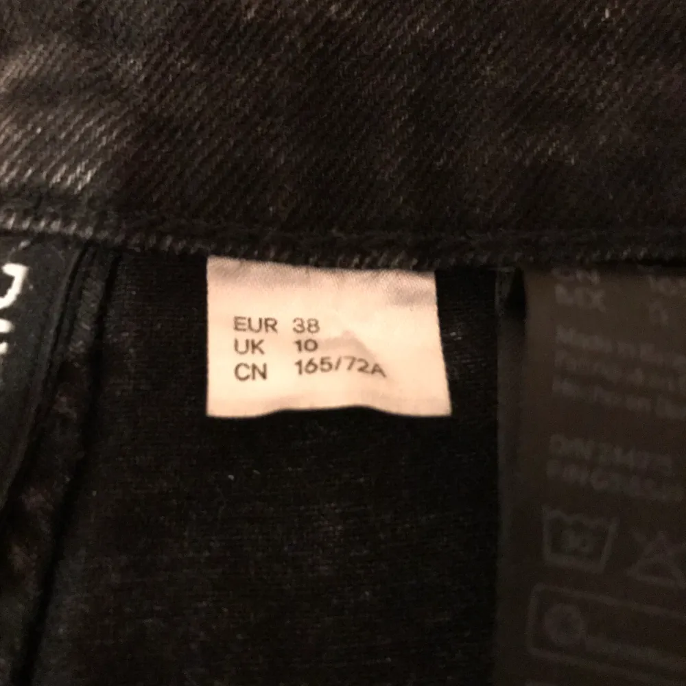 Svarta jeans storlek 38 men skulle säga att dem passar 36. Köpt på H&M. Skicka om du vill ha mer bilder så fixar jag det! Säljer för 250kr eller buda!. Köparen står för frakten. Jeans & Byxor.