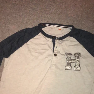 Tröja  - Storlek S- buda:))