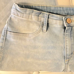 H&M barn jeans (knälängd) , ljus blå färg - Bekväm material med justerbar midja