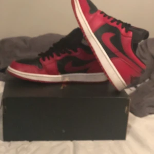 Jordan 1 low reverse bred  - Andvända nån gång. Men generellt fräscha och rena
