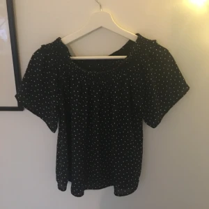 Offshoulder topp - Offshoulder topp från bikbok i prickigt mönster. Storlek S. Fint skick.
