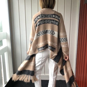 Odd Molly kofta nr 927 - Fantastiskt cool 70ies, inspirerad kofta. Det blev en ovanligt liten upplaga av just den här modellen då den var så dyr i butik. Kostade ca 4000kr i butik. Baby alpacka 80% och 20% akryl. För liten för mig tyvärr en stlk 1 räknas som en 36:a.