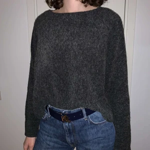 Stickat tröja  - Tröjan är från H&M. En mysig stickad tröja i storlek Medium. Knappt använd! Mörkgrå 