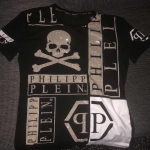 Phillip plein - Skick 9/10. Storleken M. Den är 4 månader gammal. 