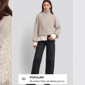 Beige polo tröja - Såå så fin beige polotröja från nakd, endast använd 2 gånger. Från förra året så finns inte kvar längre på hemsidan. Köpt för 499 kr. Mitt pris: 150 kr + frakt (63 kr). Skriv för fler bilder🥰