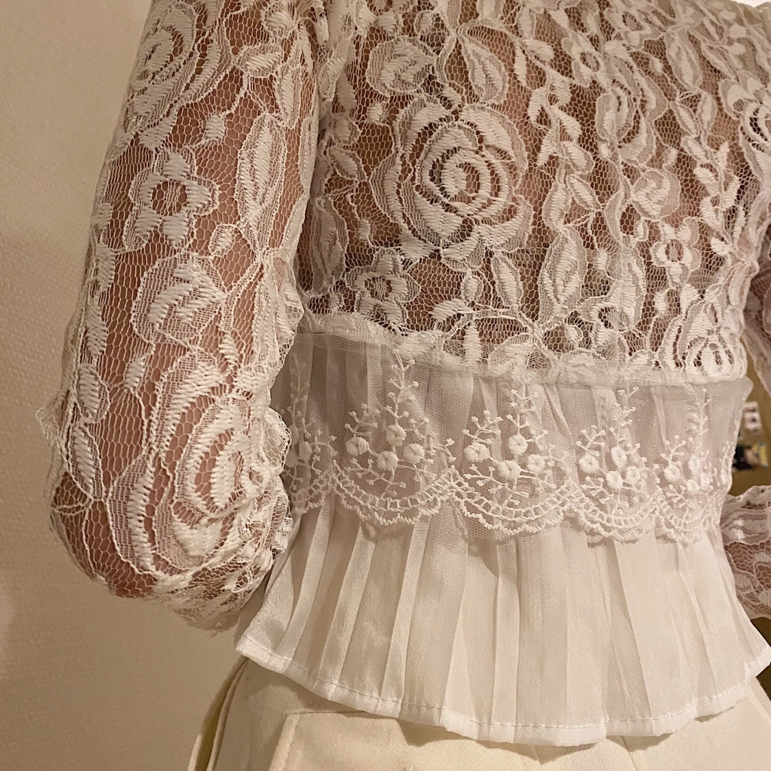 Croppad vit kofta i spets - 91