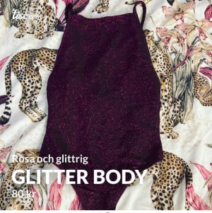Glitter body/topp  - Lila&rosa glittrig body, djup i ryggen