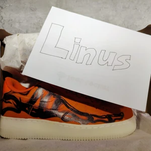 Nike Air Force 1 'Orange Skeleton'  - Helt nya och oanvända Nike Air Force 1 'Orange Skeleton' i storleken 41. Dessa släpptes vid Halloween och lyser i mörkret. 
