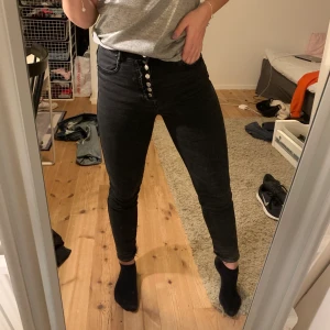 Svarta jeans  - Säljer dessa coola svarta jeans från Zara.  Jag är 168 💕