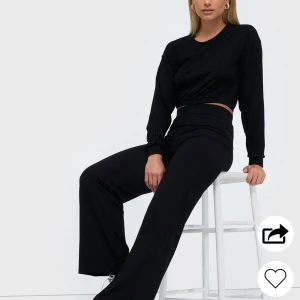 Ribbad set - Svart ribbat set från NELLY. Strlk M. Aldrig använt. Skriv för mer info/bilder. Pris kan diskuteras 