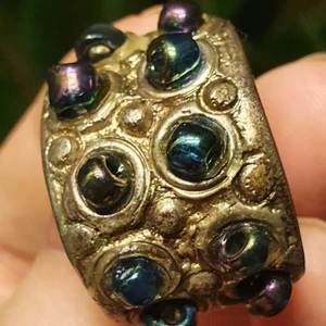 Häftig ring  - Häftig ring med stenar som skiftar i olika färger💜💙💚 fri frakt! 