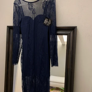 Spetsklänning - Marinblå spetsklänning från Nelly Trend. Aldrig använd. Djup rygg. Strlk 34. Köparen står för frakt 🚚 alt möts i Uppsala. 💸swish