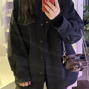 & Other Stories jacka - Använd fåtal gånger. Köpt förra året från & Other Stories. Den är varmt fodrad vilket gör att du kan ja den nu i vinter:)! Svart typ ”nylon” material med stora fickor framtill och knappar🧸🧸 köpt för runt 1350kr:)