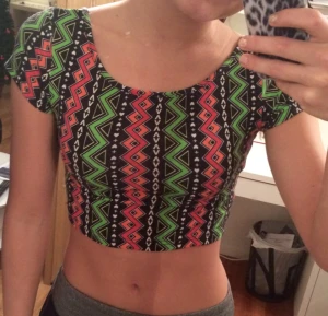  - Cool magtröja med djup rygg (bild 2) från Australien. Jag är storlek S vanligtvis så passar S och XS, använd en gång