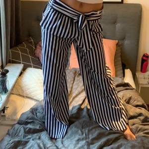 Randiga byxor från boohoo - Randiga byxor med prislappen kvar, aldrig använda. Hade dom lågmidjat så då var dom många men annars är som lite korta men är 179 cm. Köparen står för frakten. 