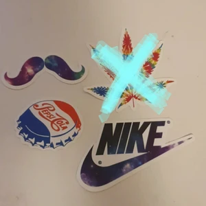 Färgglada stickers - Säljer as coola klistermärken 🦝💚 1 för 3kr och 4 för 10🖐🏼+frakt men frakt kan diskuteras😁