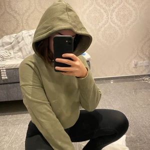 Hoddie - Grön hoddie som är SUPER skön😍