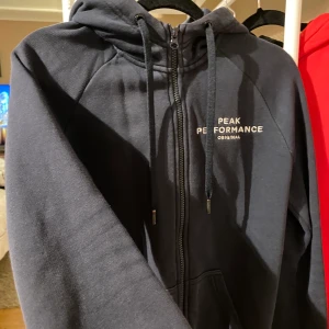 Peak Performance hoodie - Säljer min älskade marinblåa Peak hoodie då den ej kommer till användning längre. Använd ett antal gånger men har inga som alls skador, den är som ny! Köpt för 1200. Buda eller köp direkt för 300kr