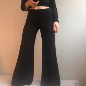 90s trousers - Höga, svarta vida byxor! Storlek 36. Sitter som en smäck ifall man gillar dem tight kring midja och lår, men vida nertill. Utan fickor! Throwback till 90talet - vem älskar inte?! 🖤